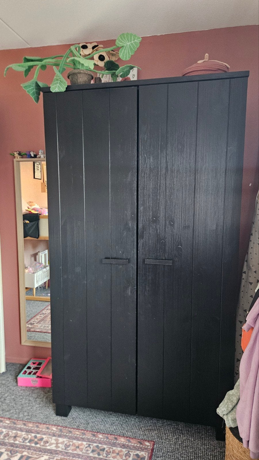 WOOOD Dennis Kast Zwart Geborsteld Grenen, Huis en Inrichting, Kasten | Kledingkasten, Ophalen, Met deur(en), 100 tot 150 cm, 200 cm of meer