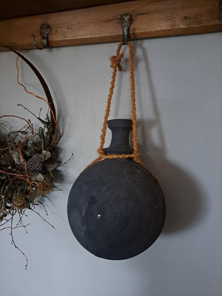 Aardewerk waterkruik aan stoer touw sober,landelijk, Ophalen of Verzenden, Zo goed als nieuw, X, X