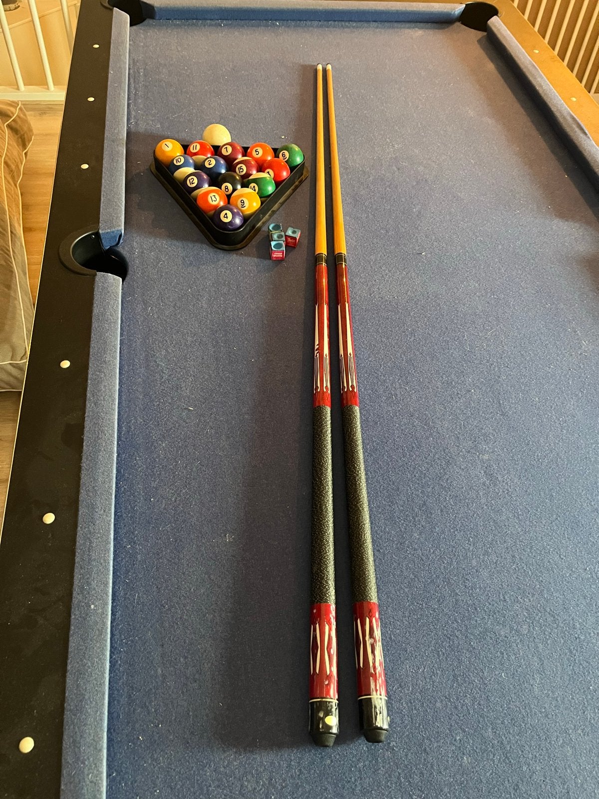 2 poolkeuen en poolballen (zonder tafel), Ophalen, Gebruikt, Keu of Ballen