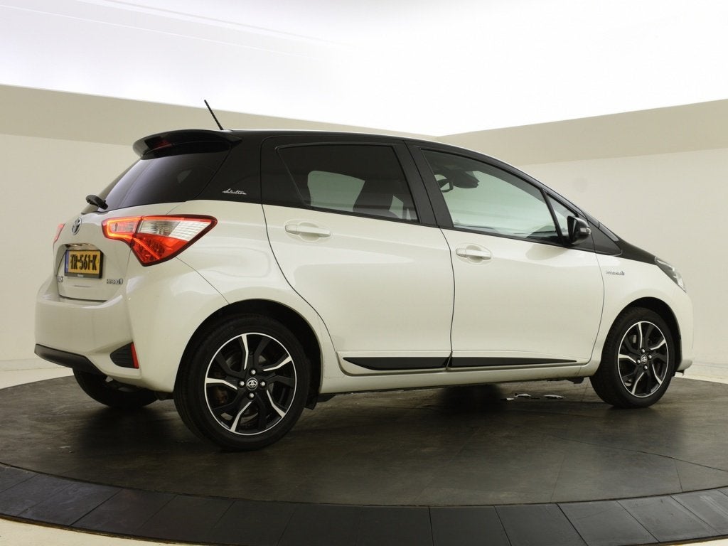 Toyota Yaris 1.5 Hybrid Bi-Tone | Navigatie | Keyless | Stoe, Auto's, Euro 6, 4 cilinders, 100 pk, Wit