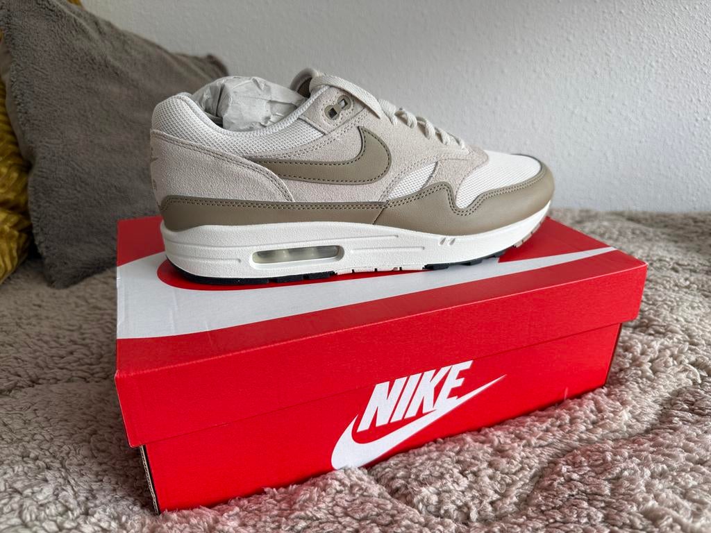 Nike Air Max 1 Phantom Khaki - Maat 45 - Nieuw, Kleding | Heren, Ophalen of Verzenden, Zo goed als nieuw, Overige kleuren, Sneakers of Gympen