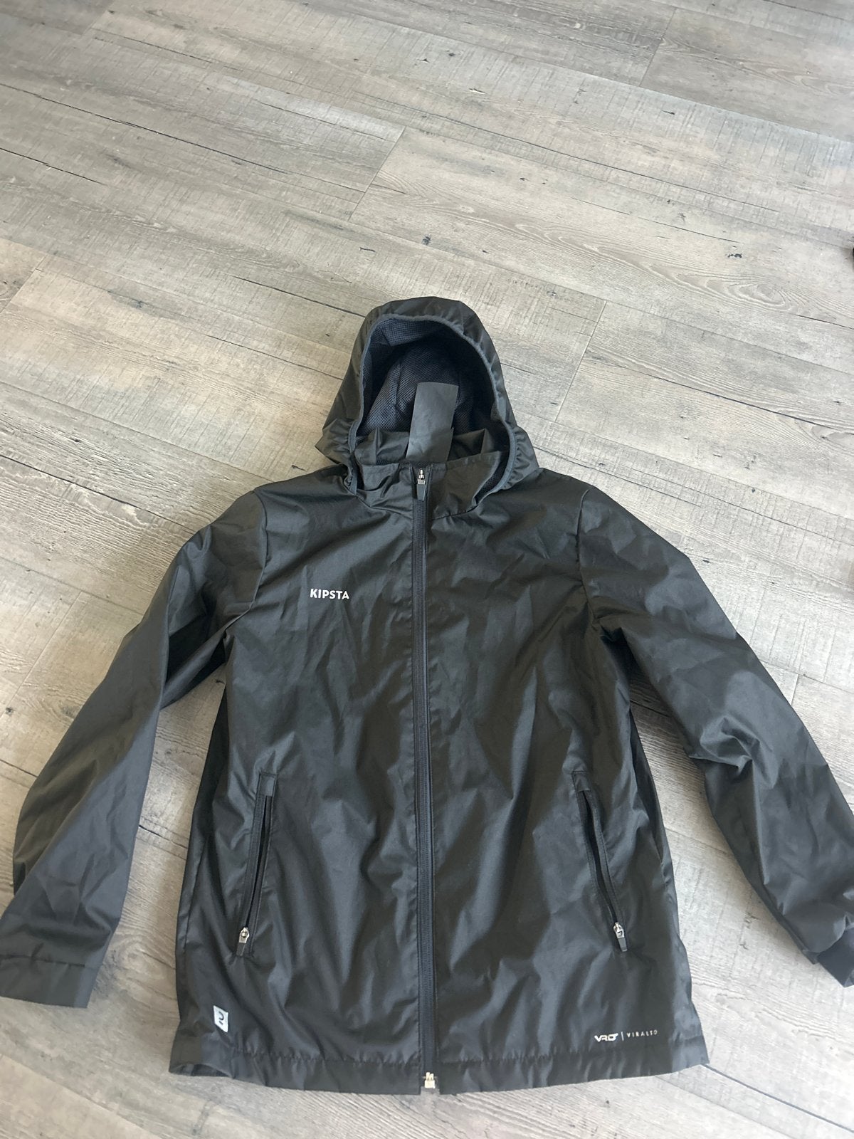 Kipsta regenjas/windjack voor voetbal, maat 131-140 (ZGAN), Kinderen en Baby's, Kinderkleding | Maat 140, Ophalen of Verzenden