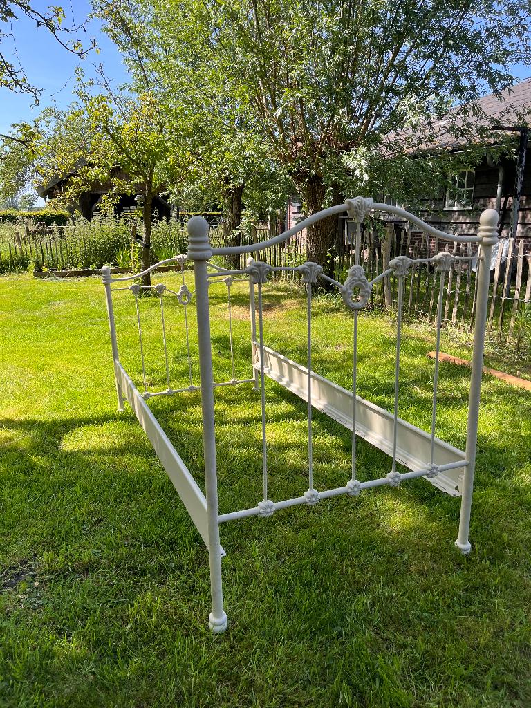 Metalen Ijzer Bed Brocant, Huis en Inrichting, Slaapkamer | Bedden, Ophalen, 90 cm, Eenpersoons, Wit