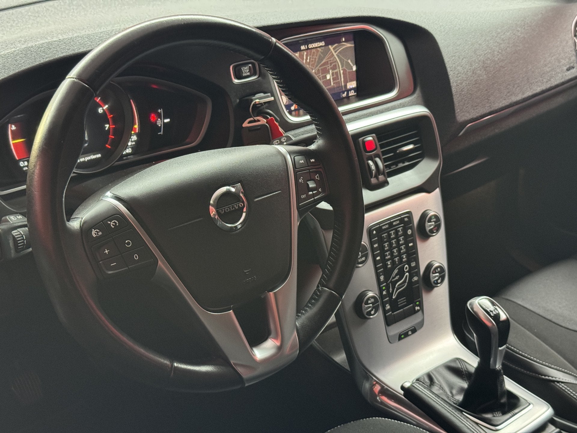 Volvo V40 2.0 T2 Nordic+ | Navigatie | Stoel verwarming | Tr, Auto's, Voorwielaandrijving, Gebruikt, 4 cilinders, Leder en Stof