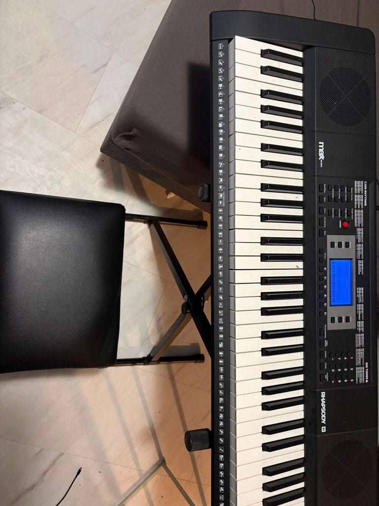Keyboard met standaard en krukje, Muziek en Instrumenten, 61 toetsen, Zo goed als nieuw, Met standaard, Ophalen