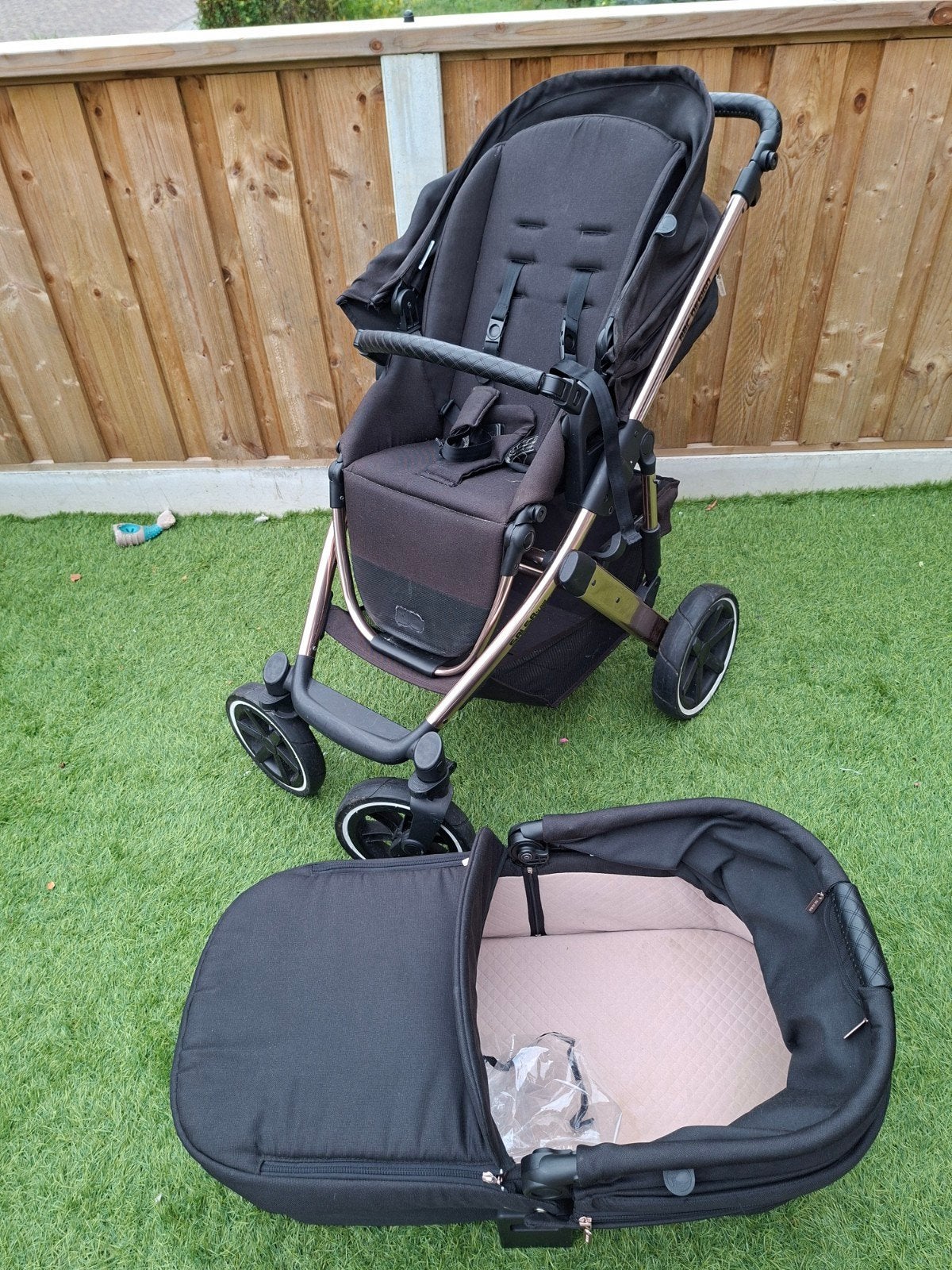 Te koop MOET WEG VANDAAG zeer nette en goede kinderwagen, Zo goed als nieuw, Combiwagen, Met reiswieg, Ophalen