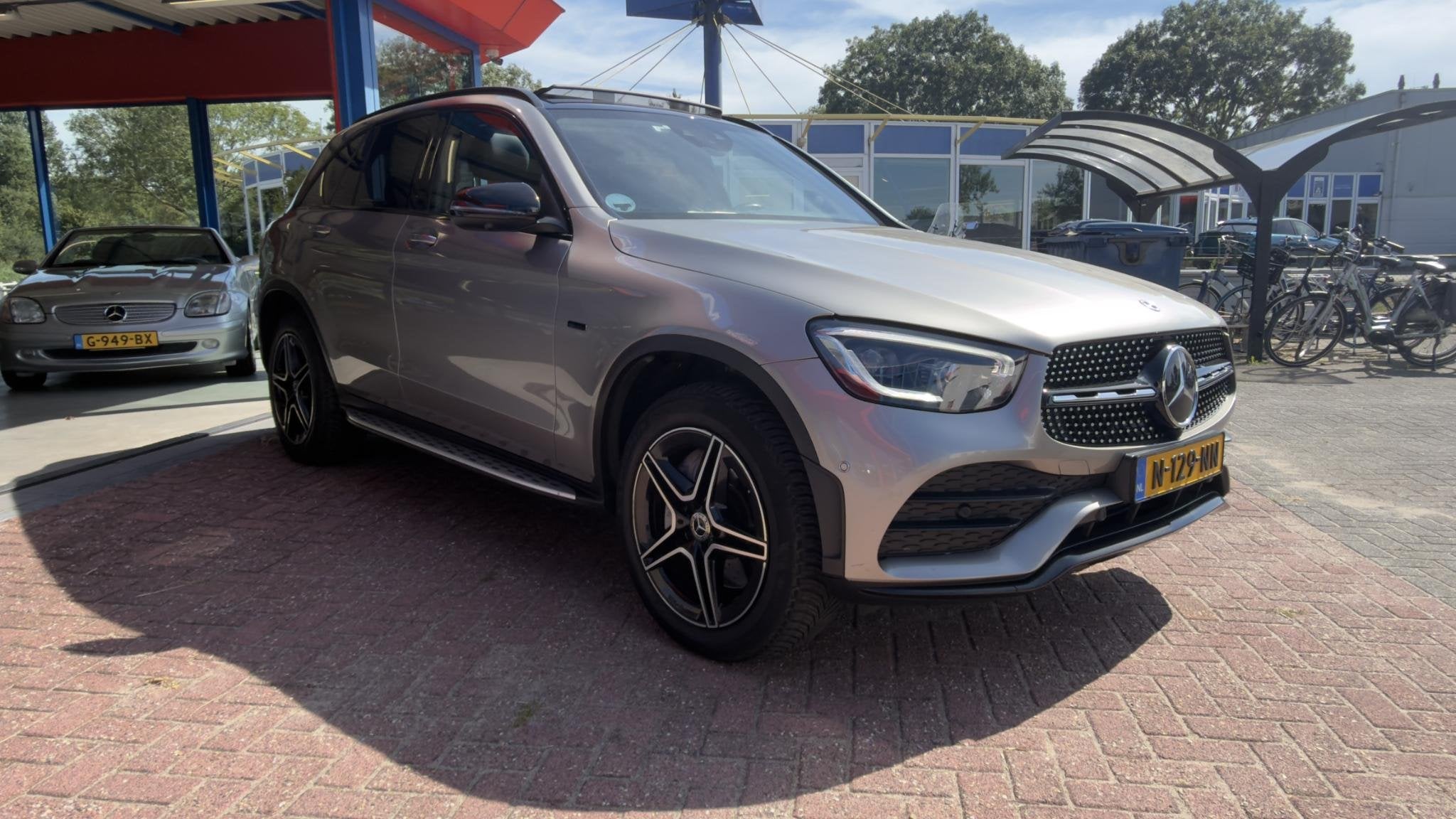 Mercedes-Benz GLC 300e 4MATIC AMG | PANO | MEMORY | MASSAGE, Auto's, Mercedes-Benz, Automaat, 14 kWh, Gebruikt, 4 cilinders