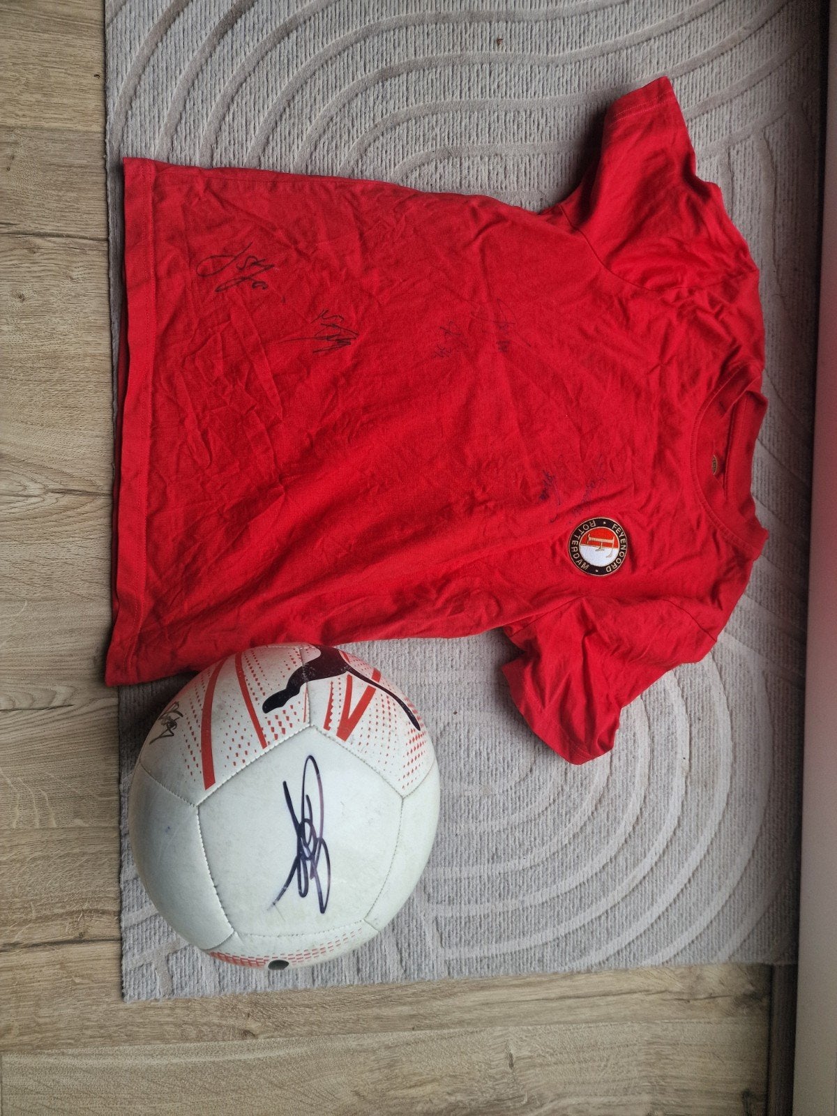 Gesigneerd shirt en voetbal - Ayase Ueda & Van Bronckhorst, Ophalen, Zo goed als nieuw, Bal