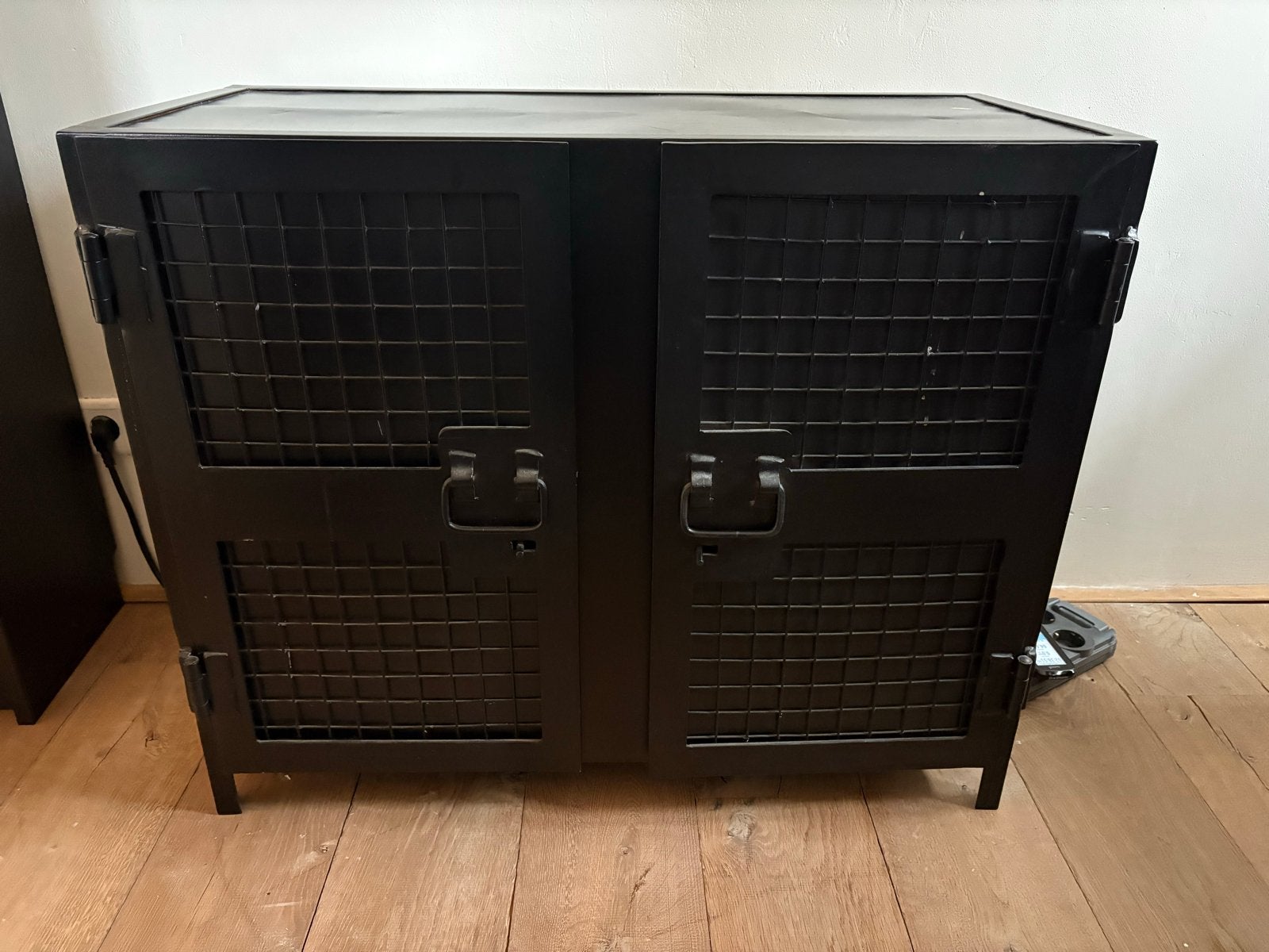 Zwart metalen kastje met roosterdeuren, Ophalen of Verzenden, Gebruikt