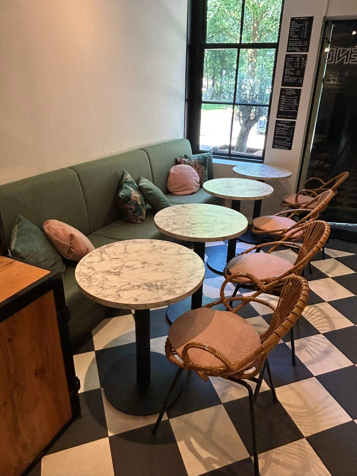 Bank met stoelen en tafels, Ophalen