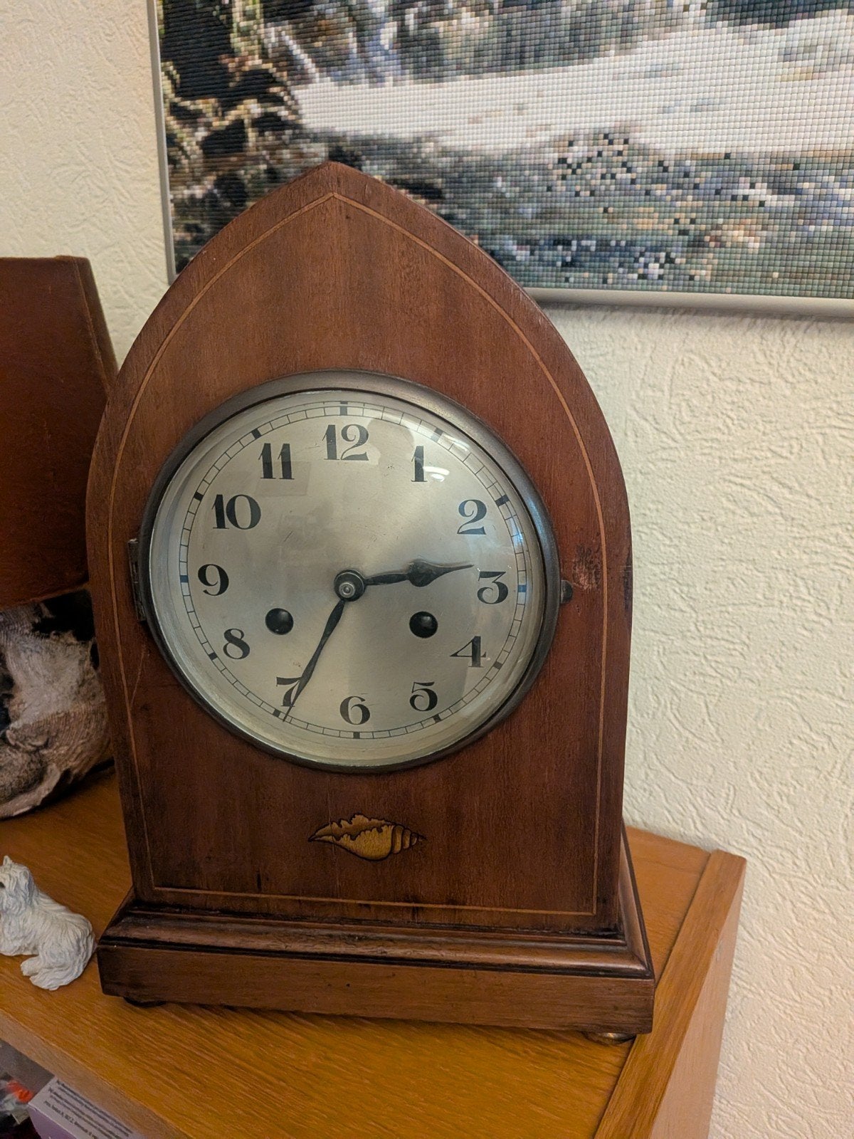 Antieke houten tafelklok met inlegwerk, Ophalen
