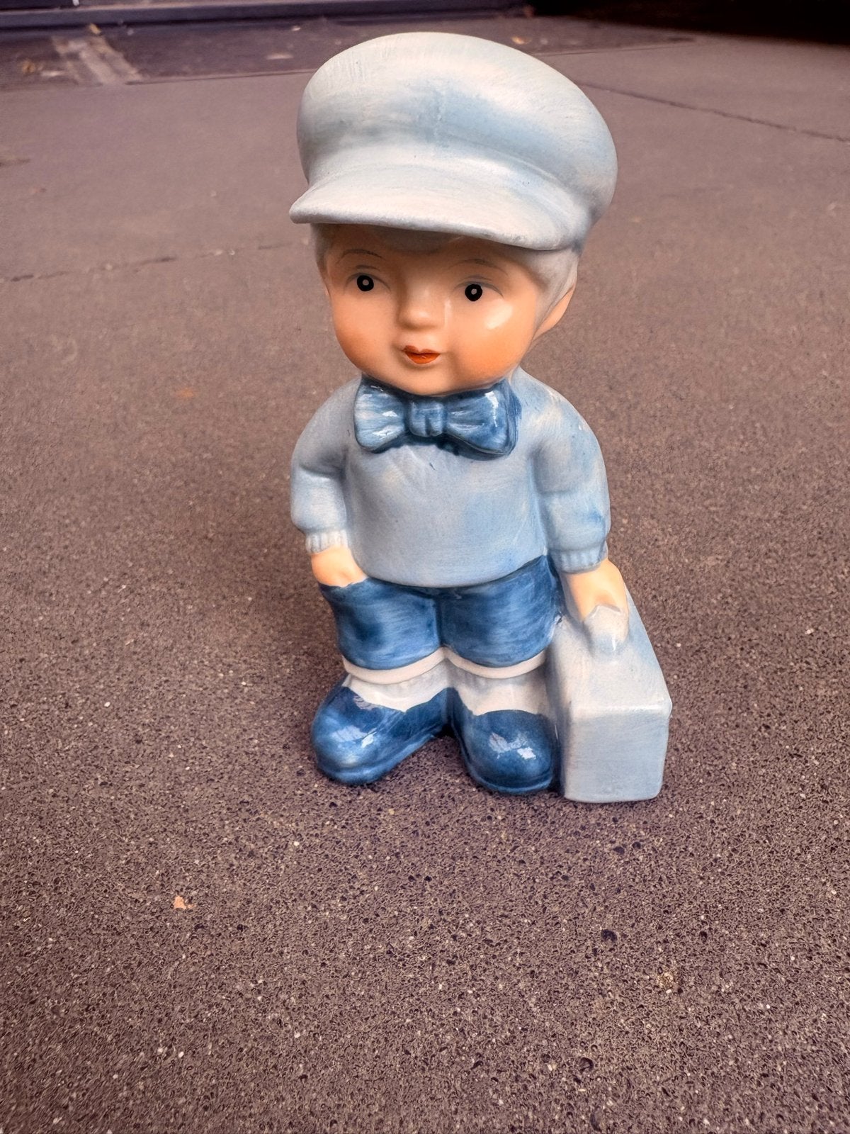 Vintage beeldje jongen met koffer - blauw, Ophalen of Verzenden, Gebruikt