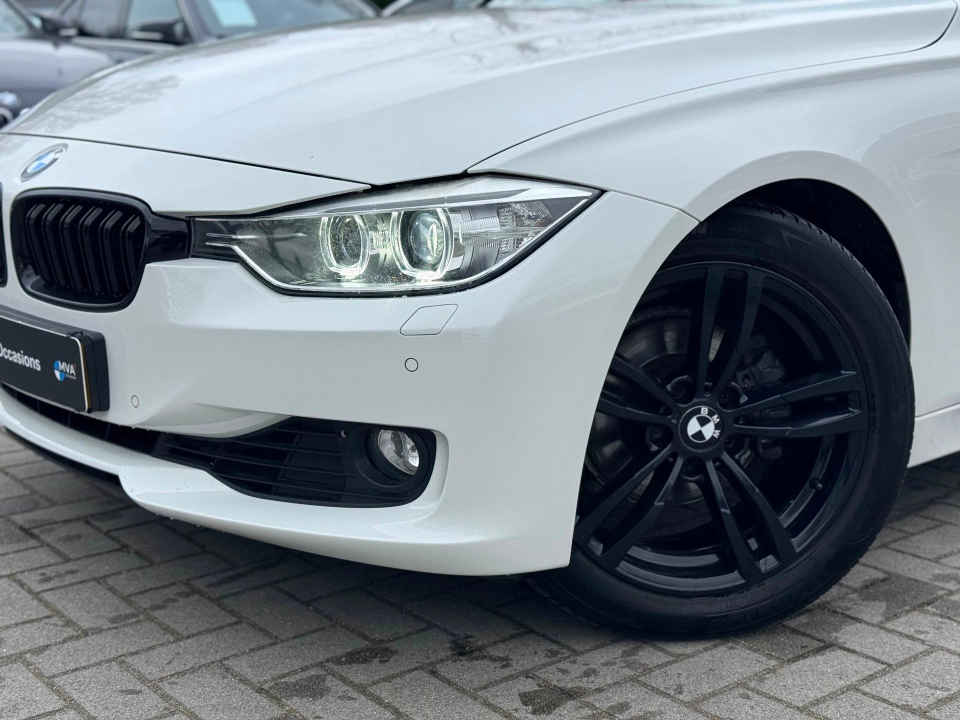 BMW 3-serie 320i High Executive Sport|Nieuwe Ketting|Navigat, Auto's, Automaat, Euro 5, Gebruikt, Zwart