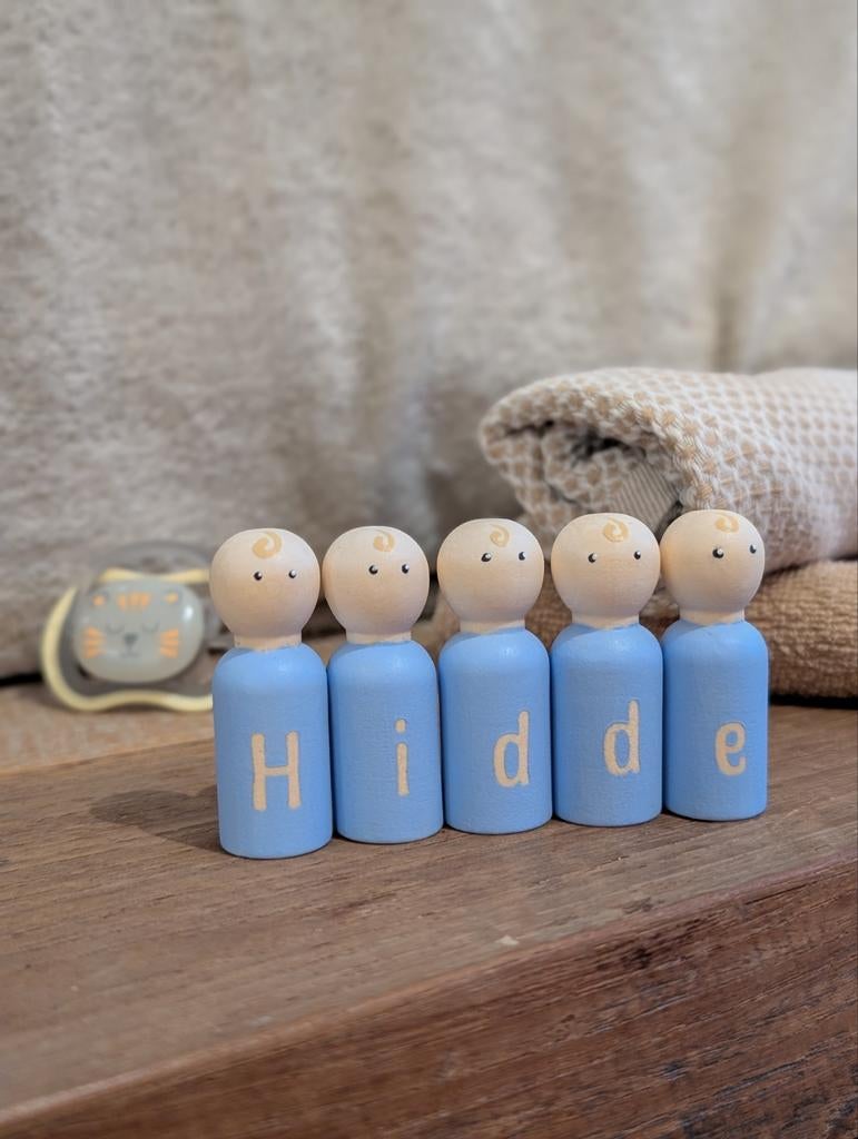 Handgeschilderde houten naampoppetjes - Uniek Kraamcadeau, Kinderen en Baby's, Kraamcadeaus en Geboorteborden, Ophalen of Verzenden