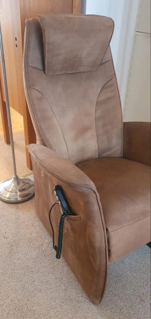 Comfortabele sta-op stoel met afstandsbediening, Huis en Inrichting, Fauteuils, Ophalen, Gebruikt, Stof, 75 tot 100 cm