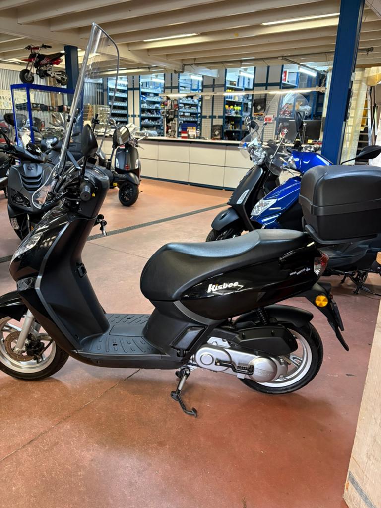 Gebro scooters: Peugeot kisbee 25KM SNOR zwart  BJ2016, Gebruikt, Overige modellen, Ophalen of Verzenden, Benzine