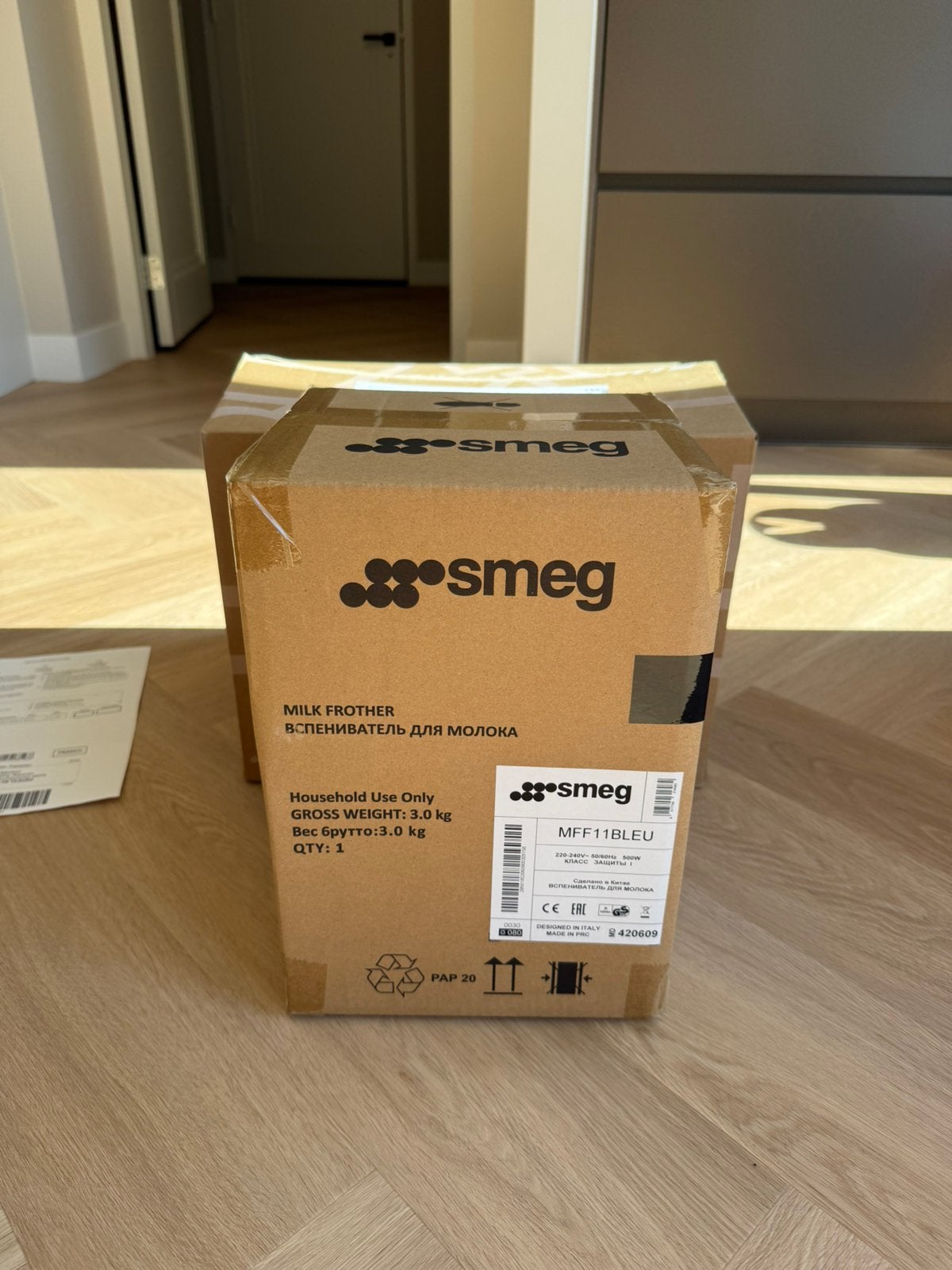 Smeg melkopschuimer MFF11BLEU zwart (nieuw in doos), Witgoed en Apparatuur, Melkopschuimers, Ophalen of Verzenden, Nieuw, Elektrische melkopschuimer