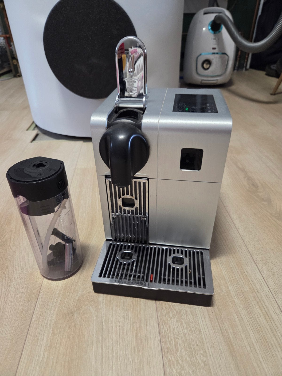 Nespresso DeLonghi Lattissima Touch Koffiemachine, Ophalen, Koffiemachine, Zo goed als nieuw, 2 tot 4 kopjes