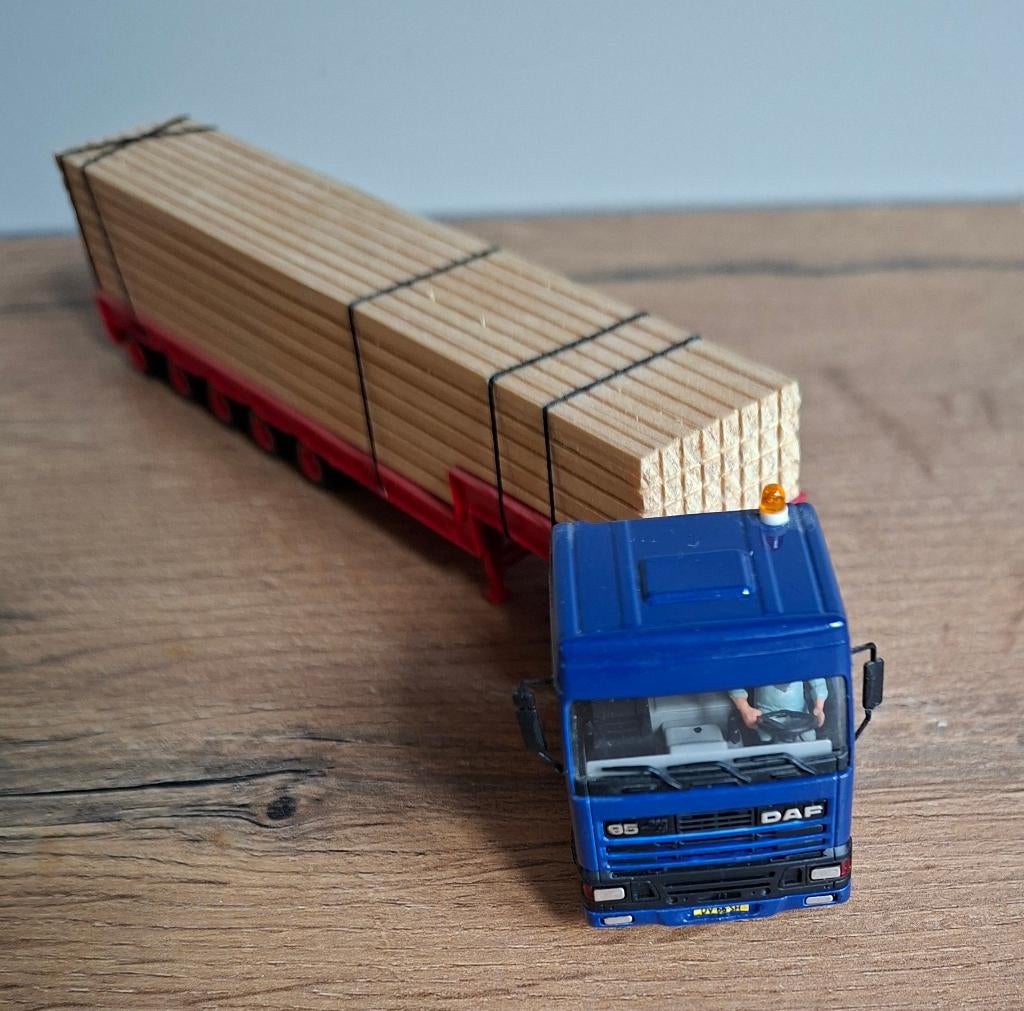 Herpa DAF truck met chauffeur houten balken vervoer, Ophalen of Verzenden, Zo goed als nieuw, Bus of Vrachtwagen, Overige merken