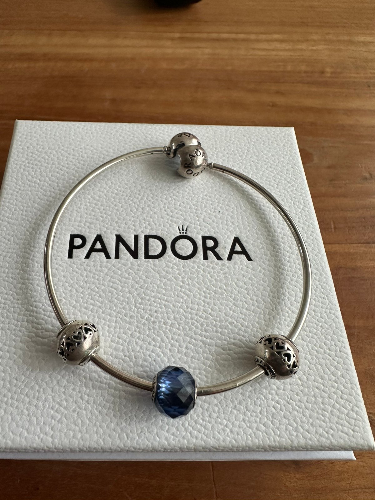 Pandora essence bangle met 3 bedels, Sieraden, Tassen en Uiterlijk, Armbanden, Ophalen of Verzenden, Zo goed als nieuw, Zilver