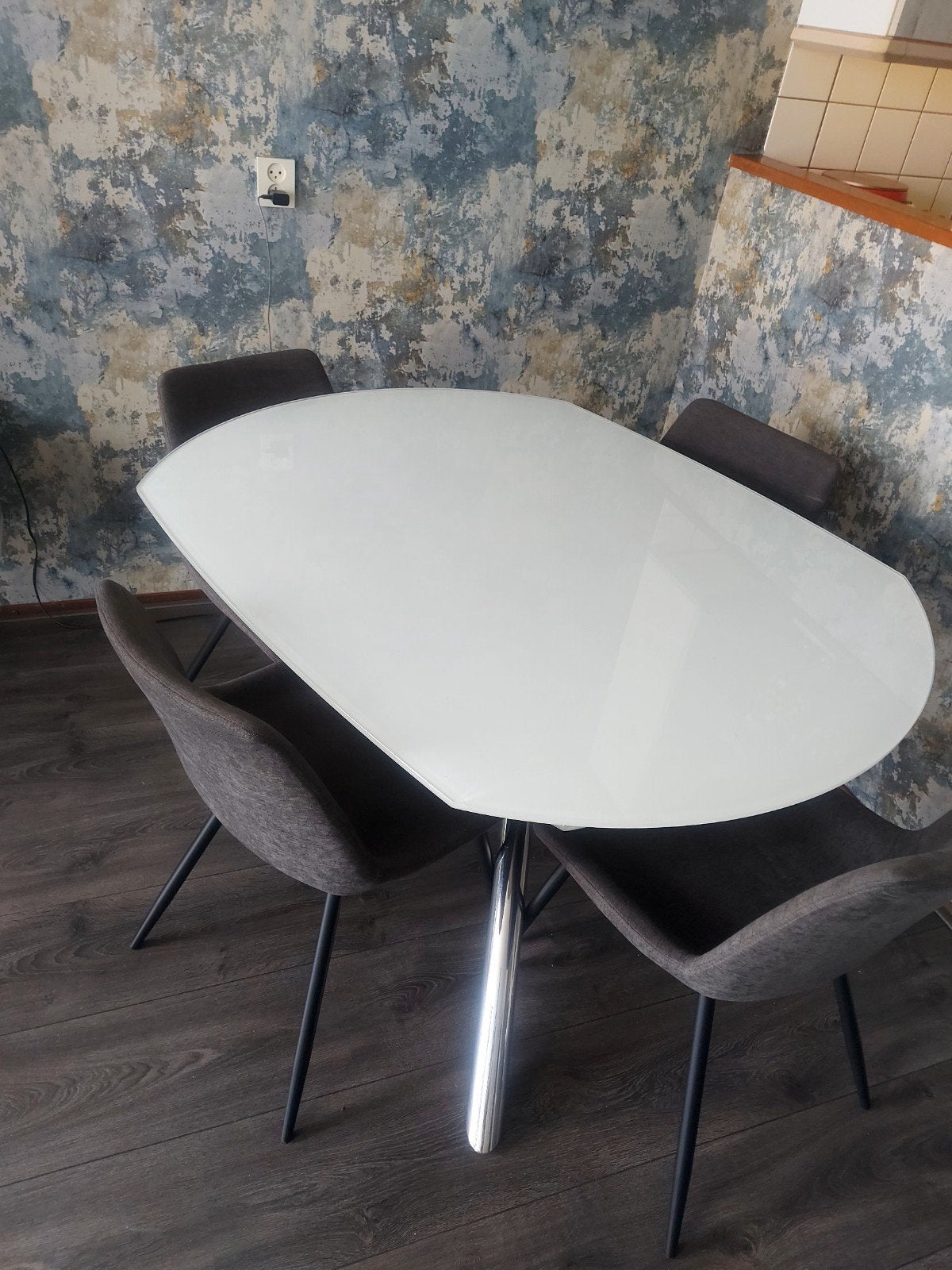 Moderne ovale eettafel met 4 stoelen, Huis en Inrichting, Tafels | Eettafels, Ophalen, Gebruikt, 100 tot 150 cm, 50 tot 100 cm