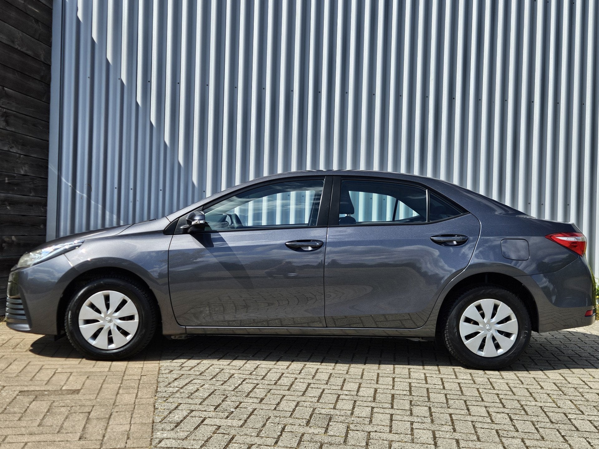 Toyota Corolla Sedan 1.6 / Stoelverwarming / Airco / PDC!, Auto's, Toyota, Voorwielaandrijving, Gebruikt, Euro 6, 4 cilinders