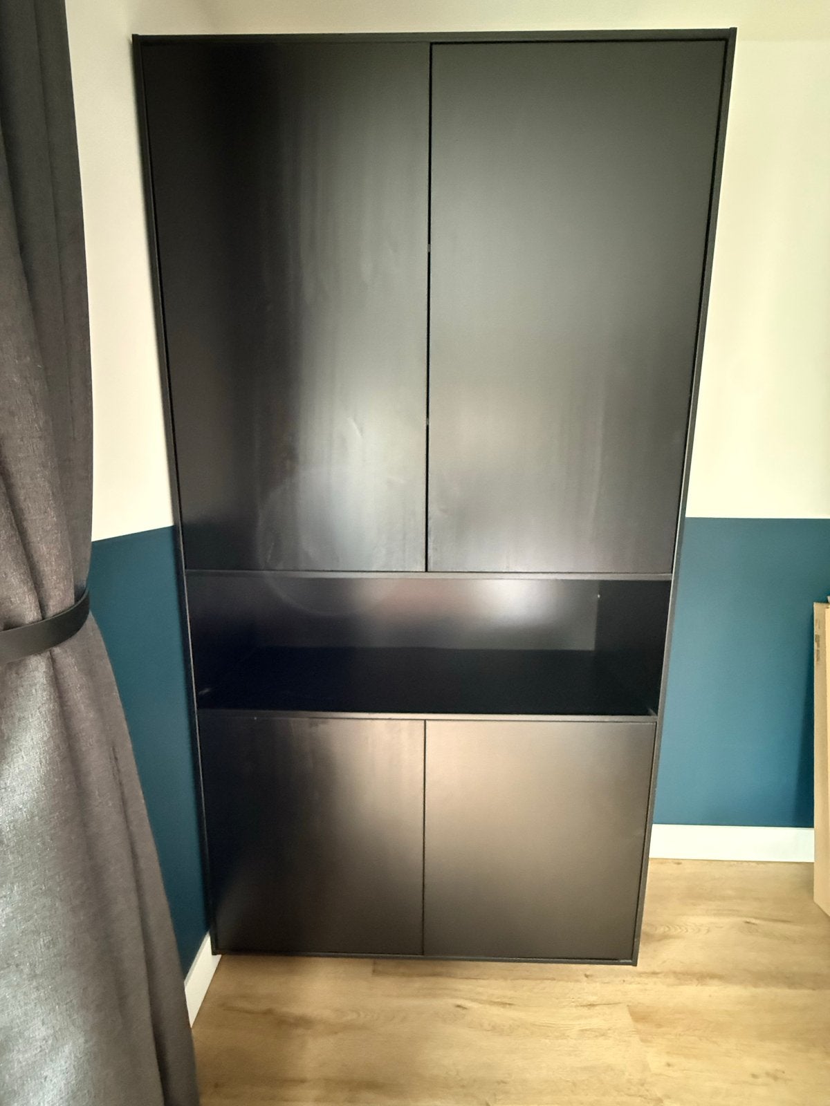 Woood Finca kast, grenen diepzwart - 110x40x210cm, Ophalen, Gebruikt, 100 tot 150 cm, 200 cm of meer