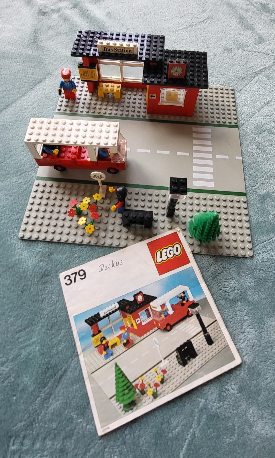 Lego bus station met voertuig (set 379) poppetjes + boekje., Gebruikt, Lego, Ophalen of Verzenden, Compleet
