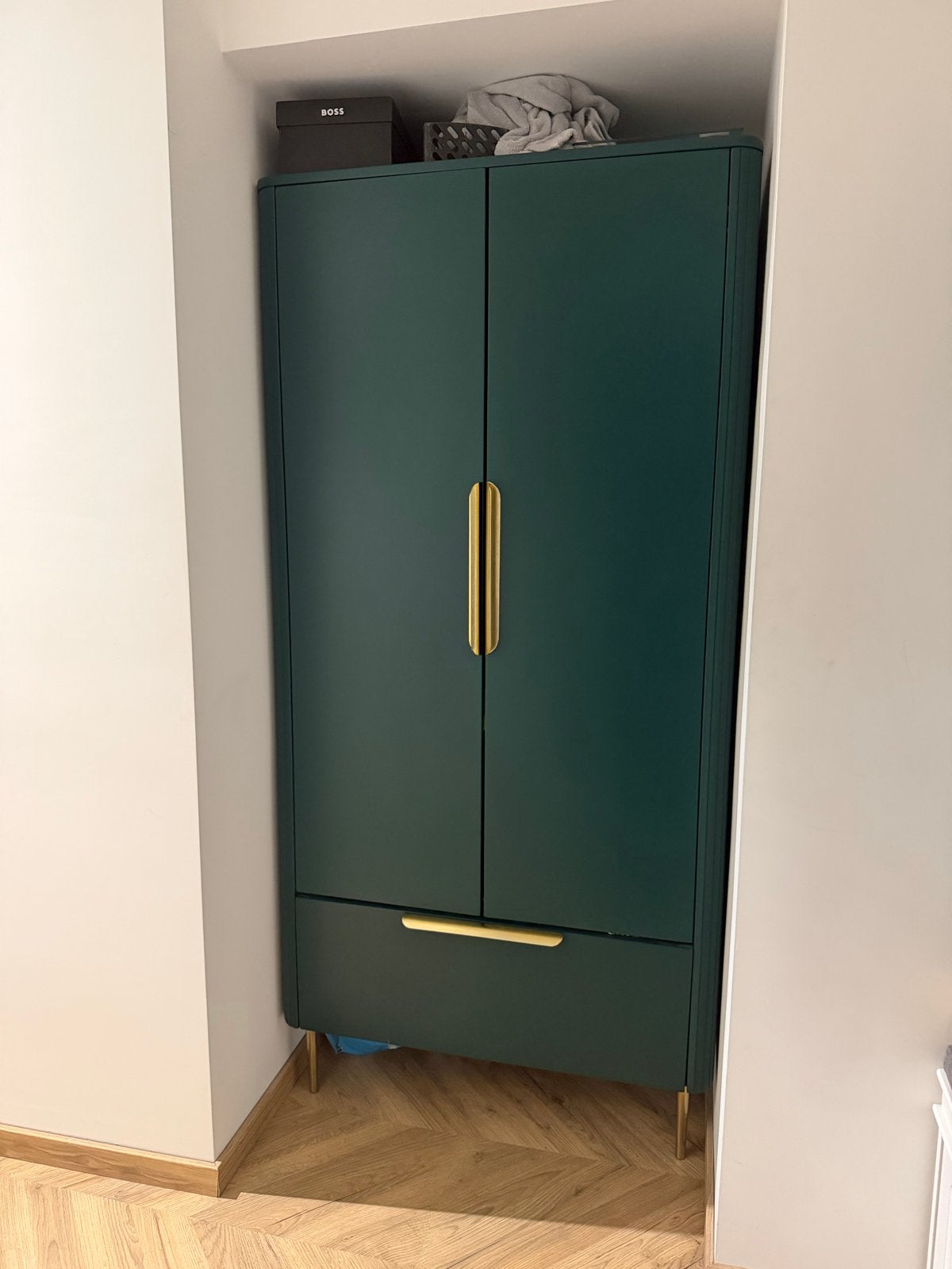 MADE Kledingkast Donkergroen met Goud - Elegant & Tijdloos, Huis en Inrichting, Ophalen, Gebruikt, 50 tot 100 cm, Met lade(s)