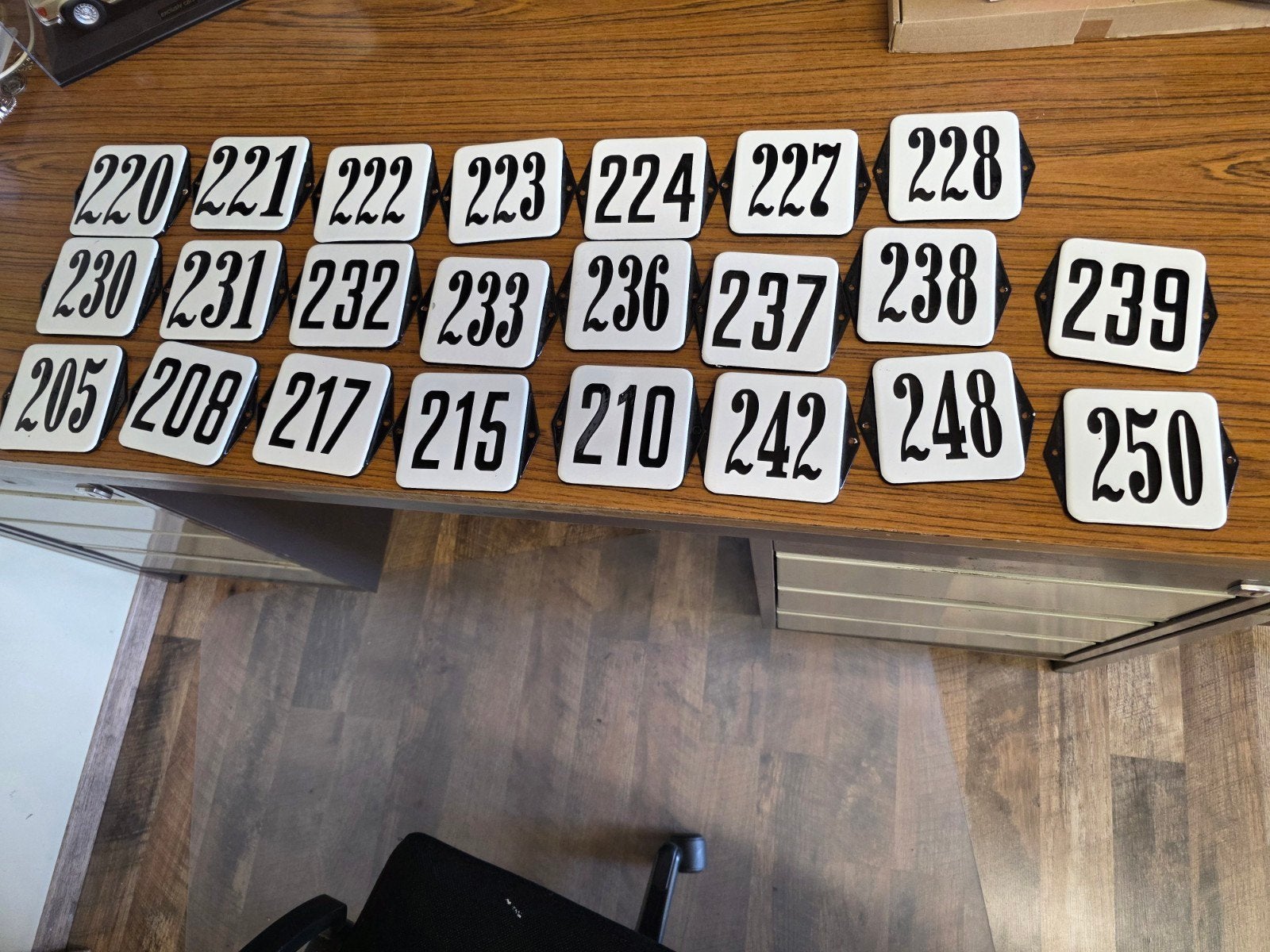 Emaile Huisnummers vlak met oortjes, Ophalen of Verzenden