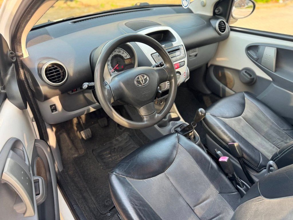 Toyota Aygo 1.0-12V Xcite White LUXE uitvoering airco leer z, Auto's, Voorwielaandrijving, Gebruikt, 4 stoelen, Origineel Nederlands