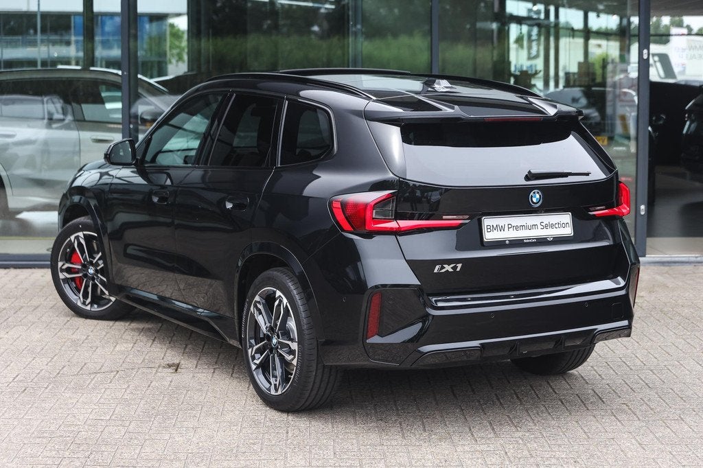 BMW iX1 eDrive20 M Sport / Trekhaak / Panoramadak / Sportsto, Auto's, BMW, Met garantie (alle), 24 min, Zwart, 204 pk