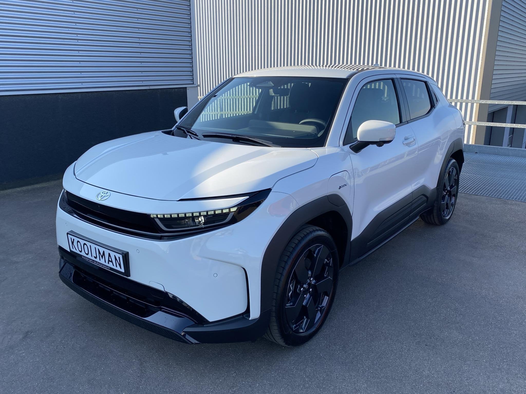 Toyota Urban Cruiser Executive 61 kWh Nieuw! uit voorraad le, Auto's, Wit, 360 min, Urban Cruiser, SUV of Terreinwagen