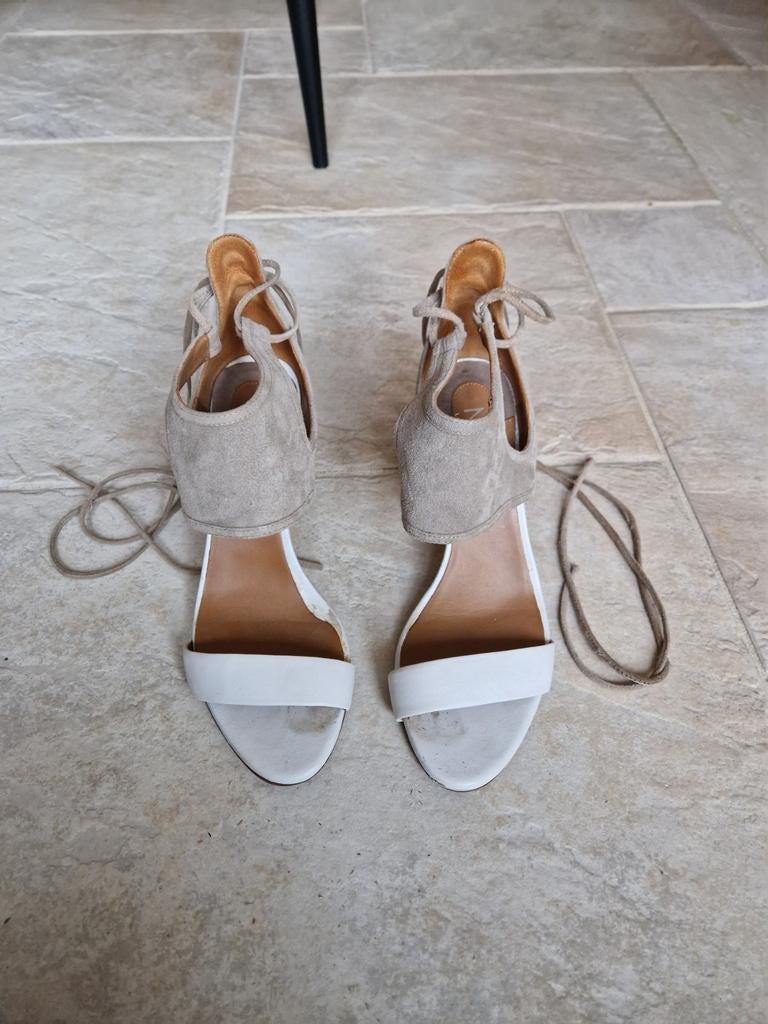 Te koop licht grijs met witte suède/leren dames schoenen,maa, Mace, Wit, Ophalen of Verzenden, Zo goed als nieuw