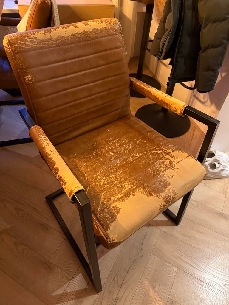 Gratis 4 oude versleten stoelen, Huis en Inrichting, Stoelen, Ophalen, Gebruikt, Bruin, Leer