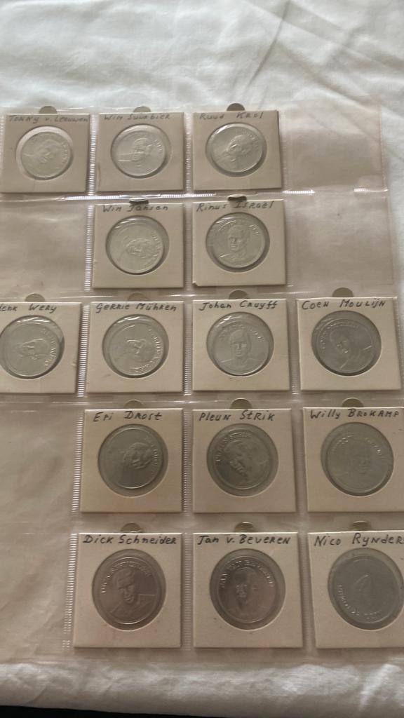 16 voetbal verzamelmunten 1970, Shell, Ophalen, Nederland, Munten