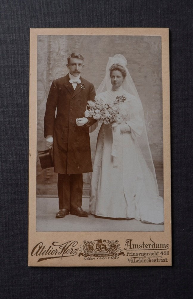CDV Deftig B1 - Deftig bruidspaar - Amsterdam, Gebruikt, Verzenden, Foto, Klederdracht