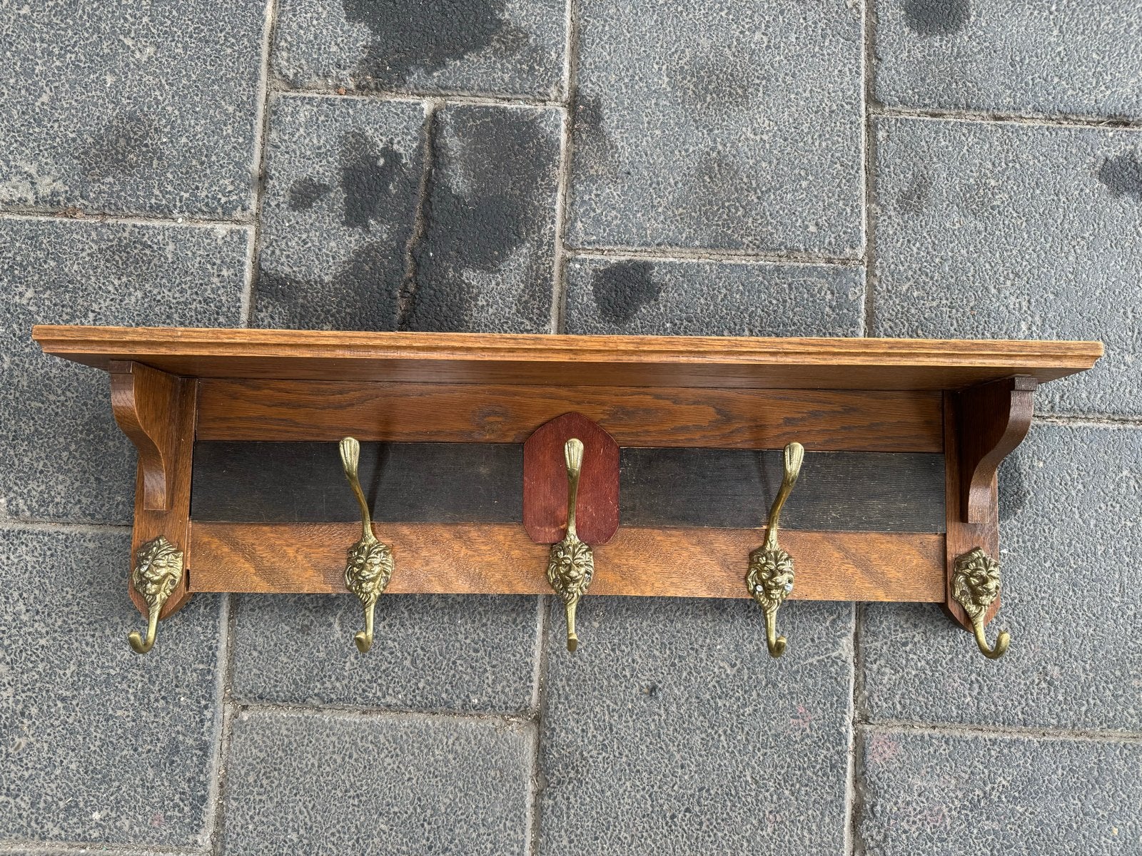 Antieke houten wandkapstok met leeuwenkoppen, 87 cm, Wandkapstok, Gebruikt, Ophalen of Verzenden, Minder dan 100 cm