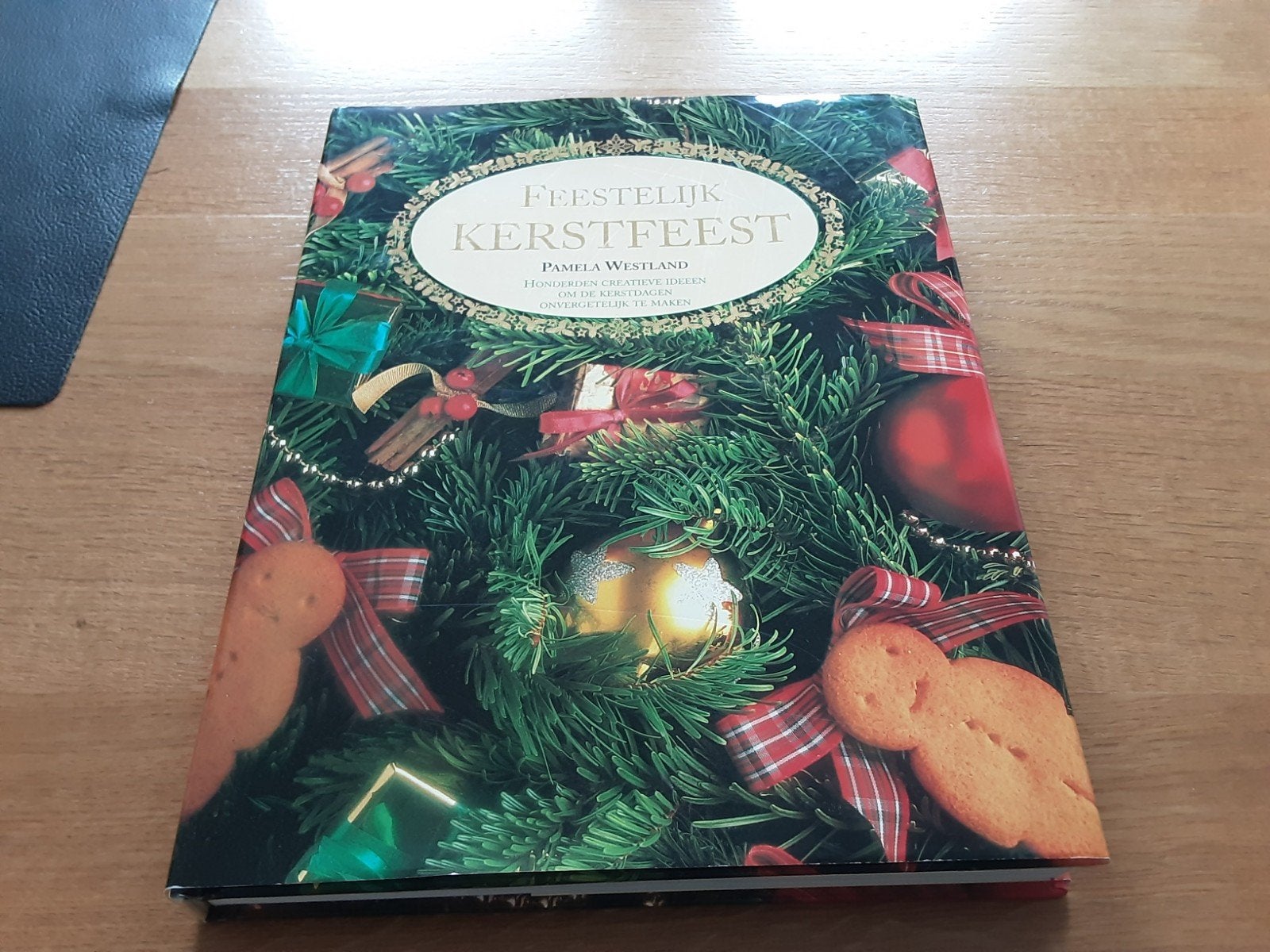 Feestelijk Kerstfeest kookboek - Pamela Westland, Voorgerechten en Soepen, Ophalen of Verzenden, Zo goed als nieuw, Pamela Westland