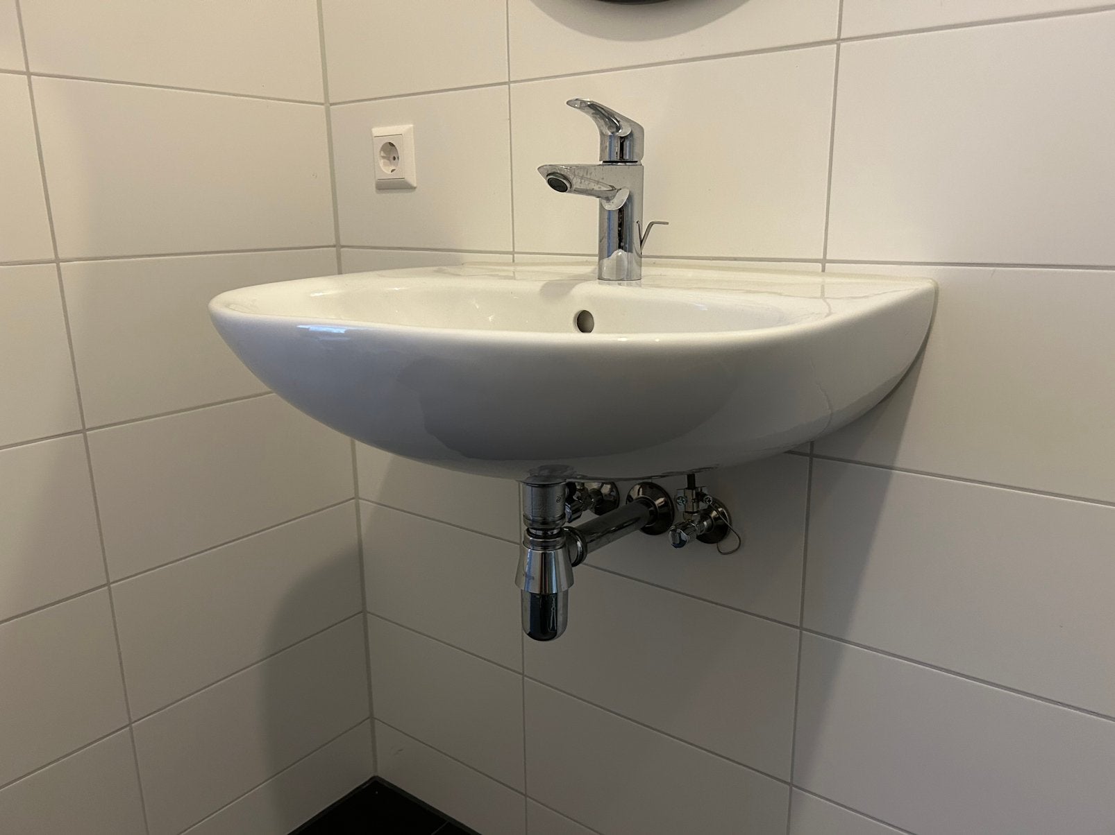 Wastafel porcelein villeroy en boch 60 cm breed, Ophalen, 50 tot 100 cm, Zo goed als nieuw, Minder dan 100 cm
