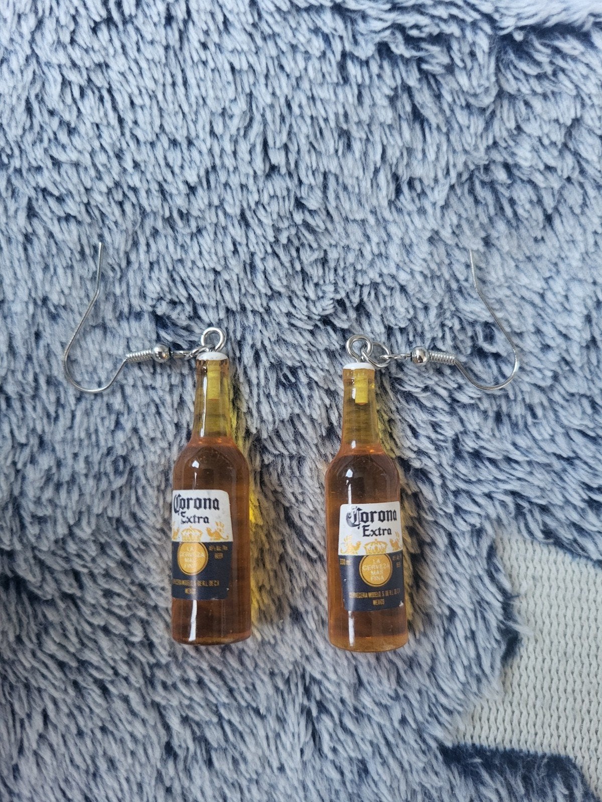 Leuke oorbellen in de vorm van Corona Extra flesjes, Overige materialen, Hangers, Geel, Nieuw
