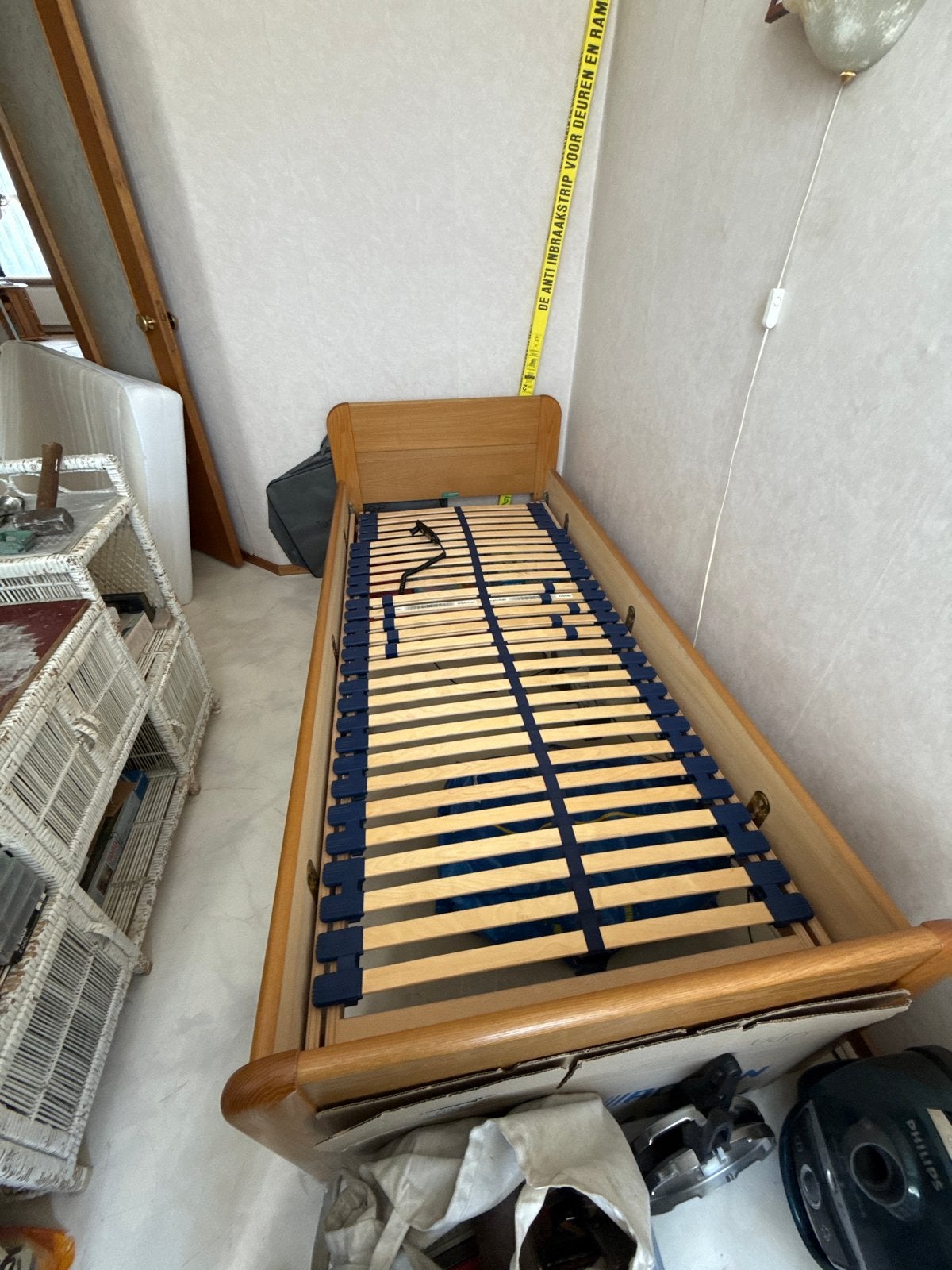 Eenpersoonsbed met verstelbare lattenbodem, Huis en Inrichting, Slaapkamer | Bedden, Ophalen, 90 cm, Eenpersoons, Bruin