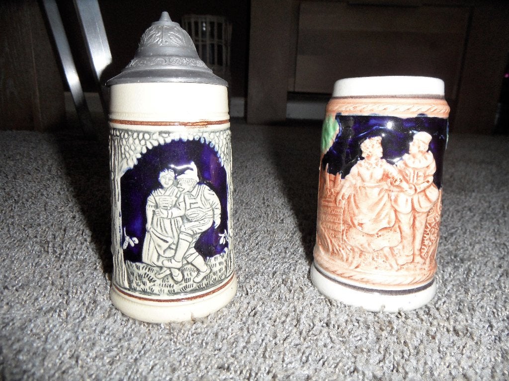 2 kleine porseleinen bierpulletjes, Antiek en Kunst, Curiosa en Brocante, Ophalen of Verzenden