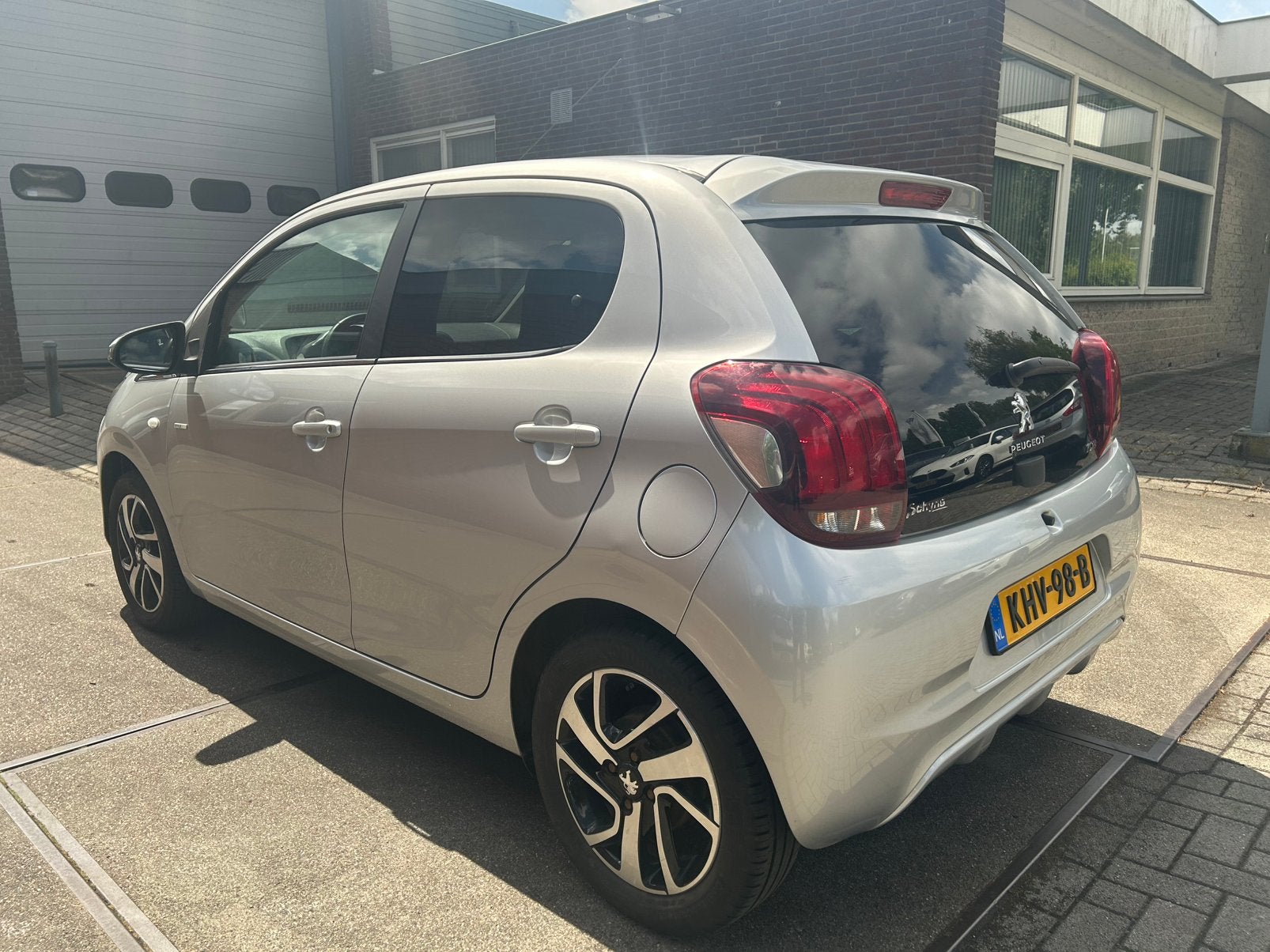Peugeot 108 1.0 E-vti AUTOMAAT 72pk Style 5D 2019 Grijs, Auto's, Peugeot, Stof, Zwart, 4 stoelen, Particulier