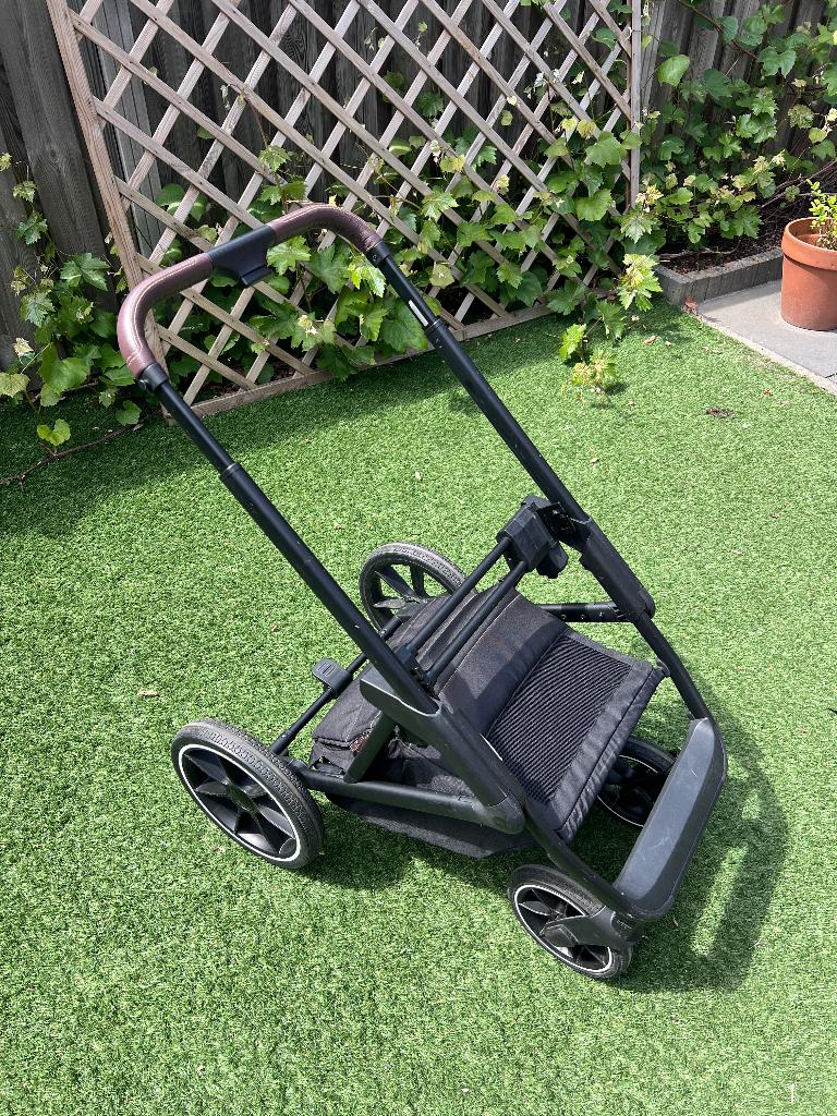 Qute Q-Rider Kinderwagen Nero 2-in-1 + Maxi-Cosi Adapters, Zo goed als nieuw, Combiwagen, Verstelbare duwstang, Ophalen