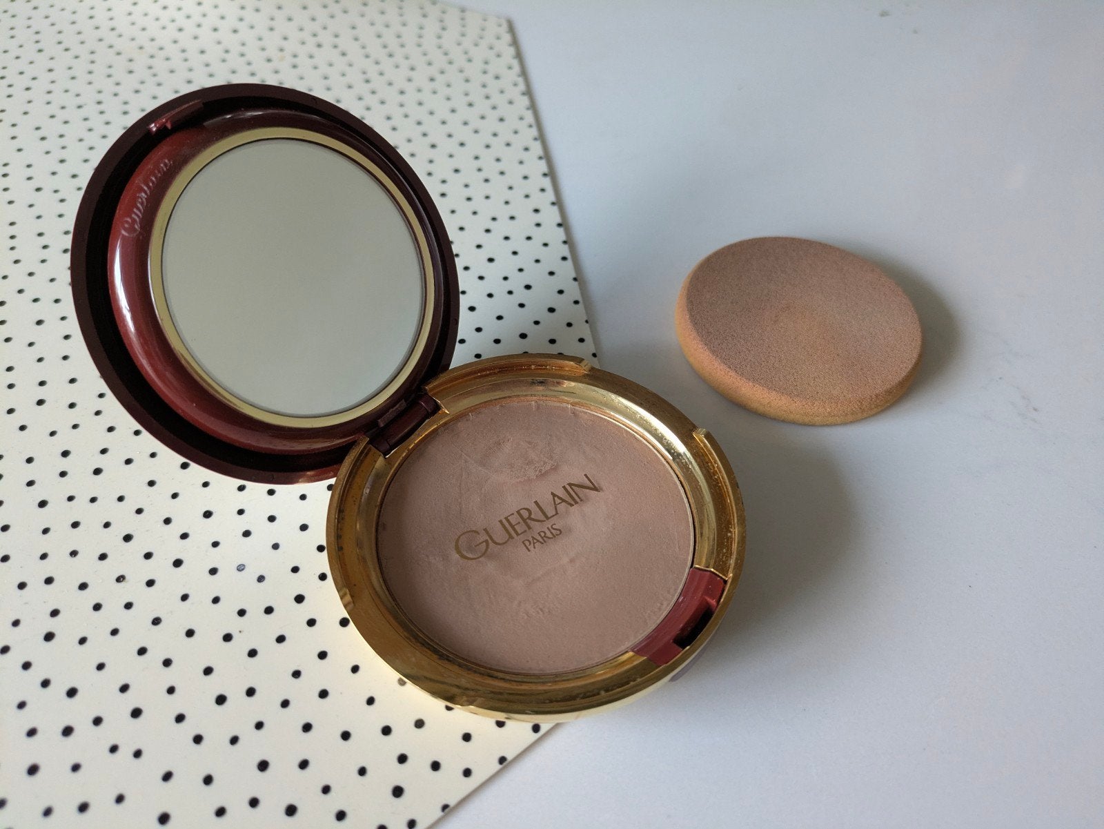 vintage 1989 Guerlain Foundation nr07 poederdoos, Sieraden, Tassen en Uiterlijk, Uiterlijk | Cosmetica en Make-up, Gebruikt, Gehele gezicht