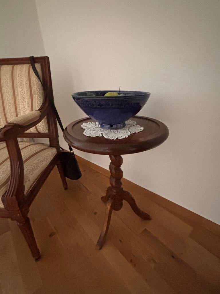 Klassiek houten bijzettafeltje met gedraaide poot, Minder dan 55 cm, Gebruikt, Rond, Hout