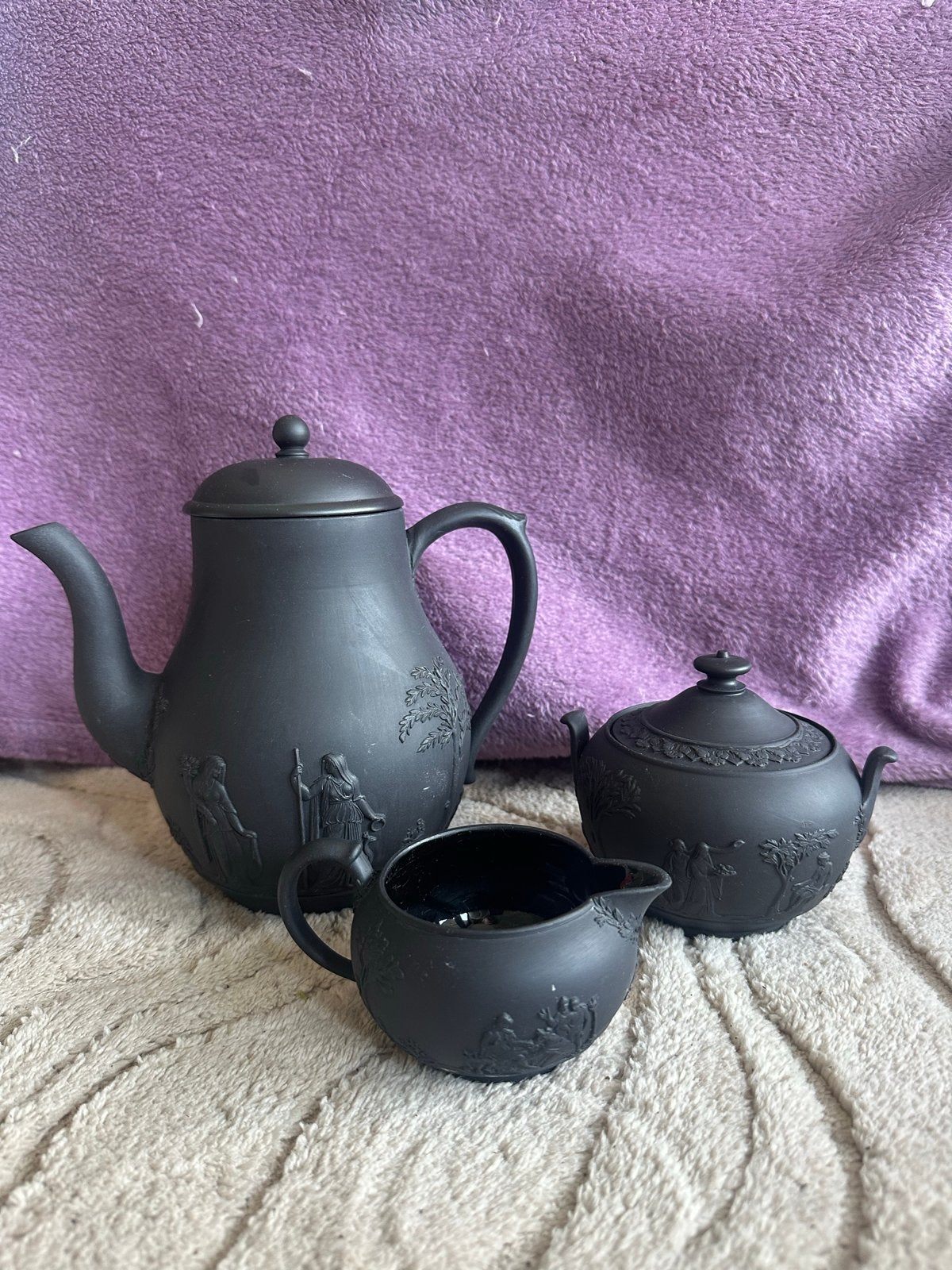Wedgwood Zwart Basalt Theeservies driedelig set mat servies, Antiek en Kunst, Ophalen