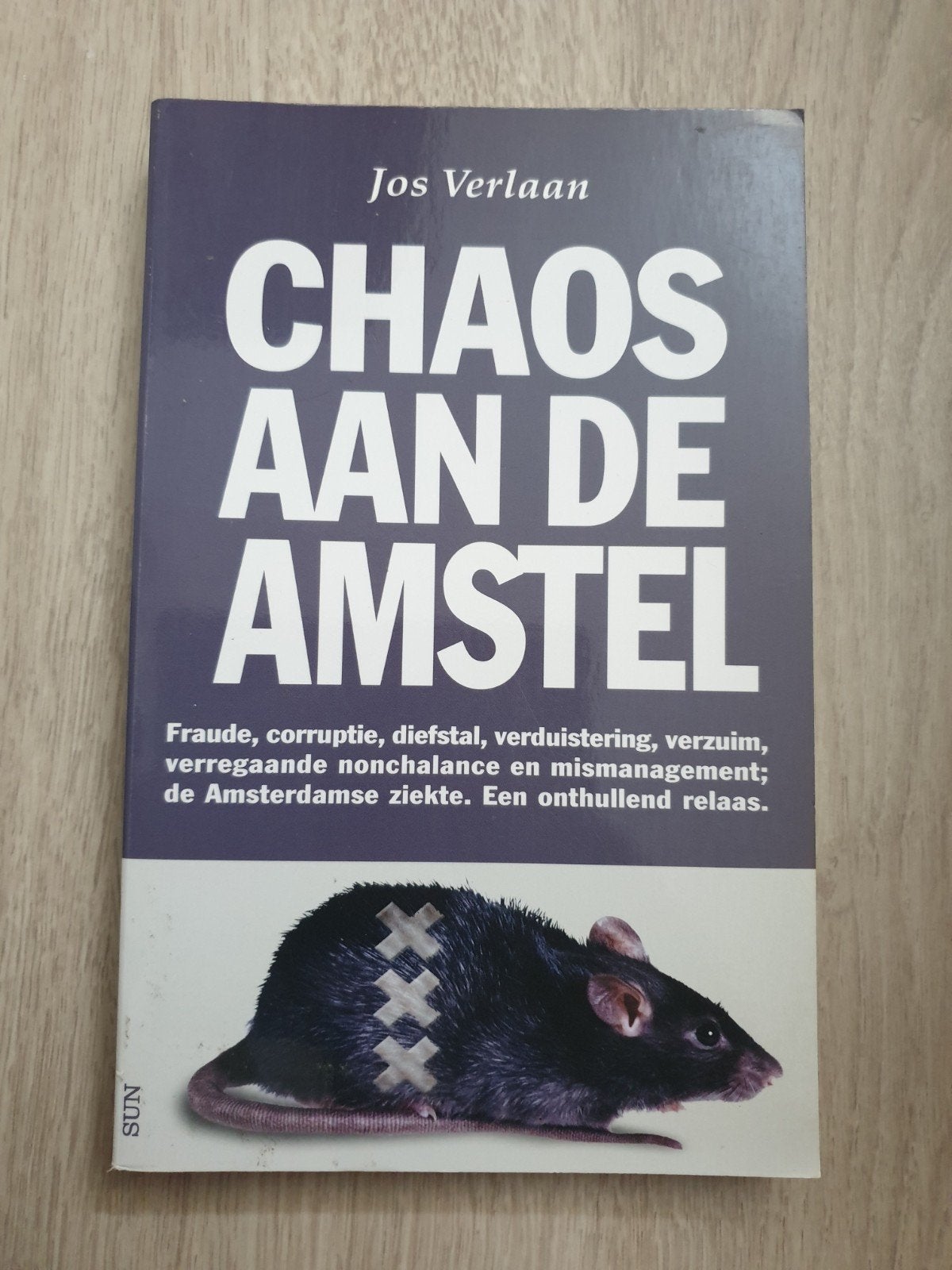 Chaos aan de Amstel - Jos Verlaan, Boeken, Ophalen of Verzenden, Gelezen, Jos Verlaan