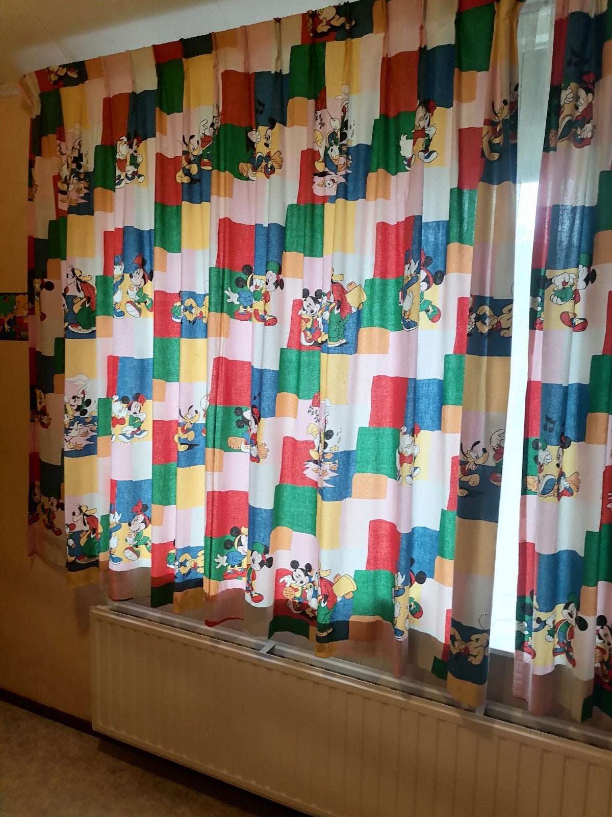 3x Vrolijke Disney Mickey Mouse gordijnen - 167x295 cm, Huis en Inrichting, Ophalen, Overige merken, Gordijn, Kunststof